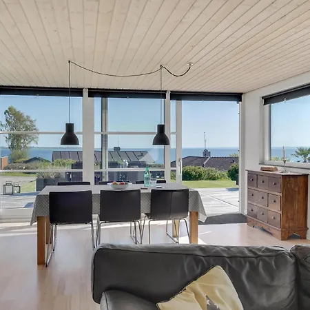 Gorgeous In With Kitchen Semesterbostad